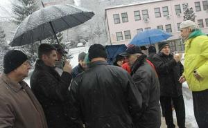 FOTO: Vojni penzioneri ispred zgrade Vlade FBiH traže svoja prava