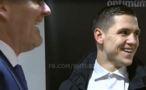 Muhamed Bešić davao izjavu, navijači mu pjevali i ometali kamermana (VIDEO)