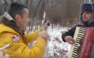 Uz pištolj i harmoniku: Božićna čestitka za Vladimira Putina iz Srbije (VIDEO)