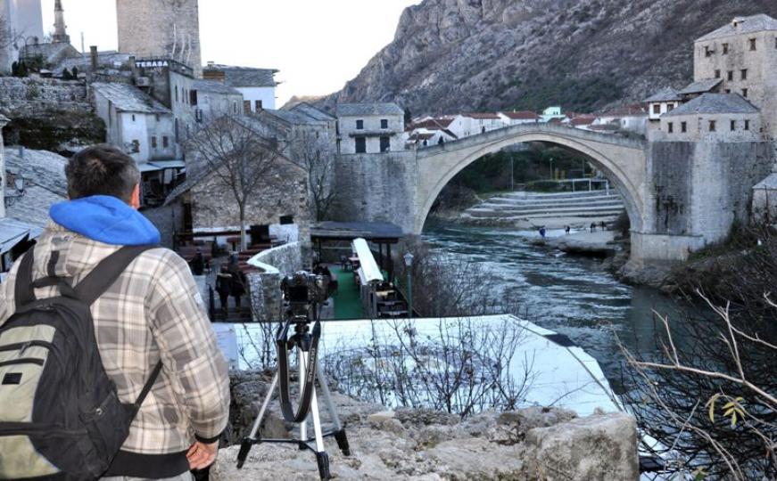 Šetnja i druženje: Mostarci uživali u sunčanom zimskom danu (FOTO)