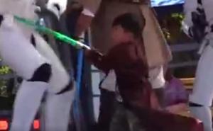 Neustrašivi mali Jedi 'poremetio Silu' kod Stormtroopera (VIDEO)