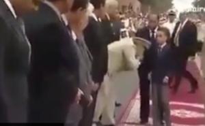 Viralni hit: 12-godišnji princ mrzi kad mu ljube ruke (VIDEO)