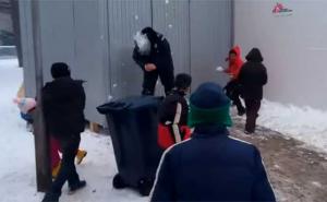 Zimske radosti: Policajac u Srbiji se grudvao s izbjeglicama (VIDEO)
