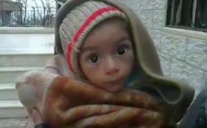 Stravični prizori iz sirijskog grada: Djeca umiru od gladi, ljudi plaču i mole za pomoć (VIDEO)