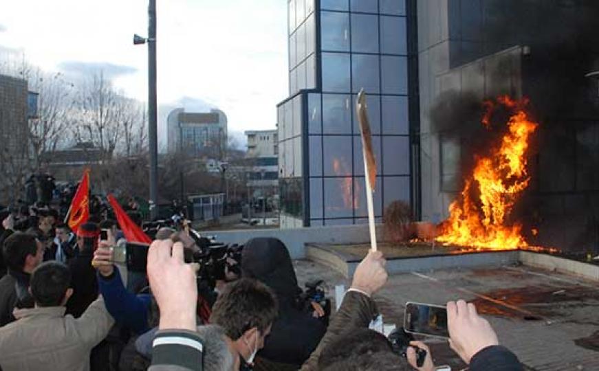 Protesti opozicije u Prištini: Policija suzavcem rastjeruje demonstrante (FOTO)