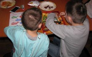 Kad uličnu školu zamijene pravom: Život tuzlanske djece koja su prisiljena prositi (FOTO)