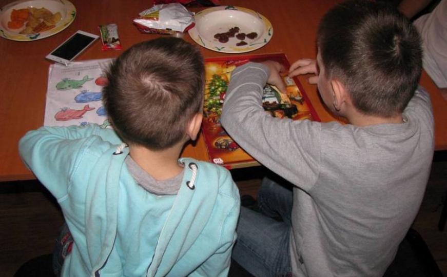 Kad uličnu školu zamijene pravom: Život tuzlanske djece koja su prisiljena prositi (FOTO)