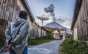 Mještani mirno posmatraju erupciju: Dim iz Sinabunga stapa se sa oblacima (FOTO)