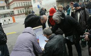 'Ne damo našu bolnicu': Građani počeli dežure ispod Opće bolnice (FOTO)