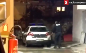 Sarajevo: Policajci se 'razvaljanili' i oprali vozilo na pumpi (VIDEO)