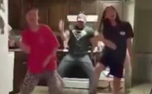 Tata iz pozadine natplesao svoje dvije kćerke (VIDEO)