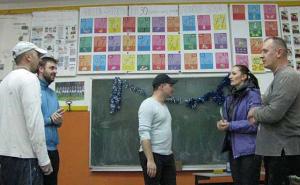 Radna akcija u OŠ Kalesija: Roditelji prvačića sami renoviraju učionice (FOTO)