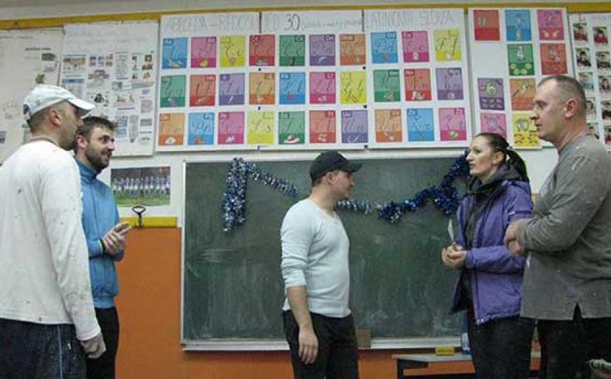 Radna akcija u OŠ Kalesija: Roditelji prvačića sami renoviraju učionice (FOTO)