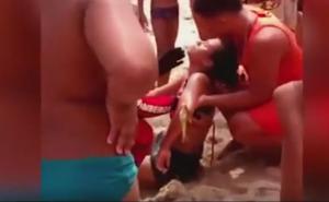 Panika na plaži: Pomahnitali morski somovi napadaju kupače (VIDEO)