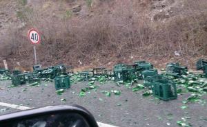 Na putu od Jablanice prema Mostaru iz kamiona ispale gajbe i flaše: Oprez na putu (FOTO)