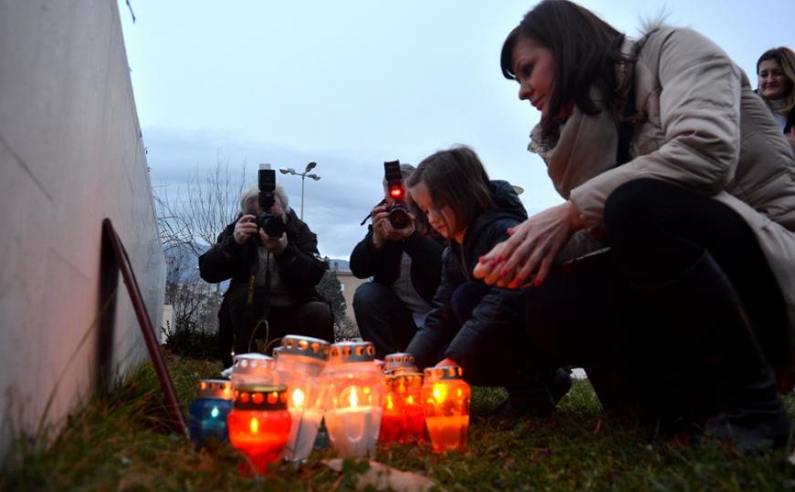 FOTO: Mostarske majke zapalile svijeće za Mahira Rakovca