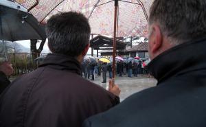 FOTO: Stotine ljudi na protestima u Zavidovićima