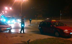 Dvije osobe povrijeđene: Izgubio kontrolu nad vozilom i udario u saobraćajni znak, pa u zgradu