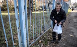 FOTO: Nezaposleni Ismet Safić svakodnevno čisti ulice Zenice iz ljubavi