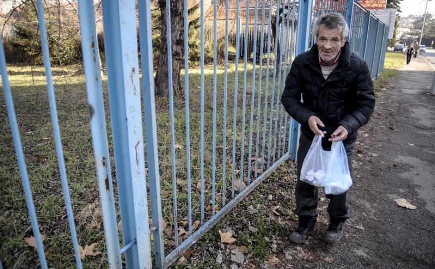FOTO: Nezaposleni Ismet Safić svakodnevno čisti ulice Zenice iz ljubavi