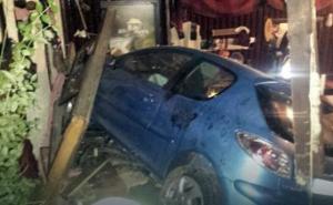 Beograd: Automobilom uletio u kafanu