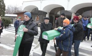  Iz Tuzle ispraćeni tabuti četiri sestre Ribić: Jedini preživjeli, brat Zijo nije mogao skriti suze