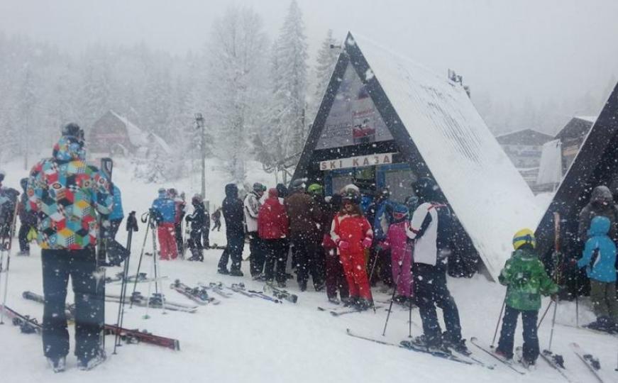 Šestosjed na Jahorini u funkciji: Staze nepristupačne, karte se uredno naplaćuju (FOTO)