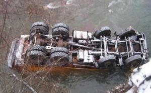Kamion sletio u rijeku Jadar: Tijelo vozača još uvijek zarobljeno u vodi (FOTO)