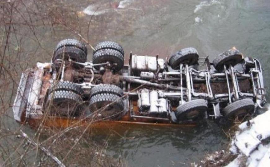 Kamion sletio u rijeku Jadar: Tijelo vozača još uvijek zarobljeno u vodi (FOTO)
