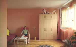 Ista soba, deset spratova, deset različitih životnih stilova (FOTO) 