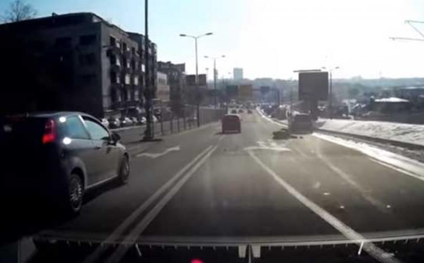 Beograd: Automobil udario pješaka dok je pretrčavao cestu (VIDEO)