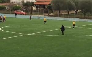 Kako je jedna bakica prekinula fudbalsku utakmicu (VIDEO)