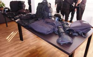 FOTO: PS Vogošća i Ilijaš dobile nove kacige, zaštitna odijela, palice i taktičke prsluke