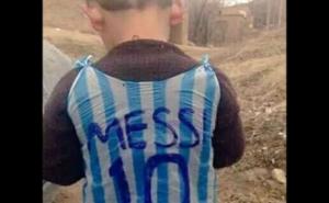 Fotografija preplavila internet: Messi traži dječaka iz Iraka da bi mu poklonio dres