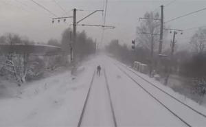 Zakačio se za voz: Rusima za skijanje ne treba staza (VIDEO)