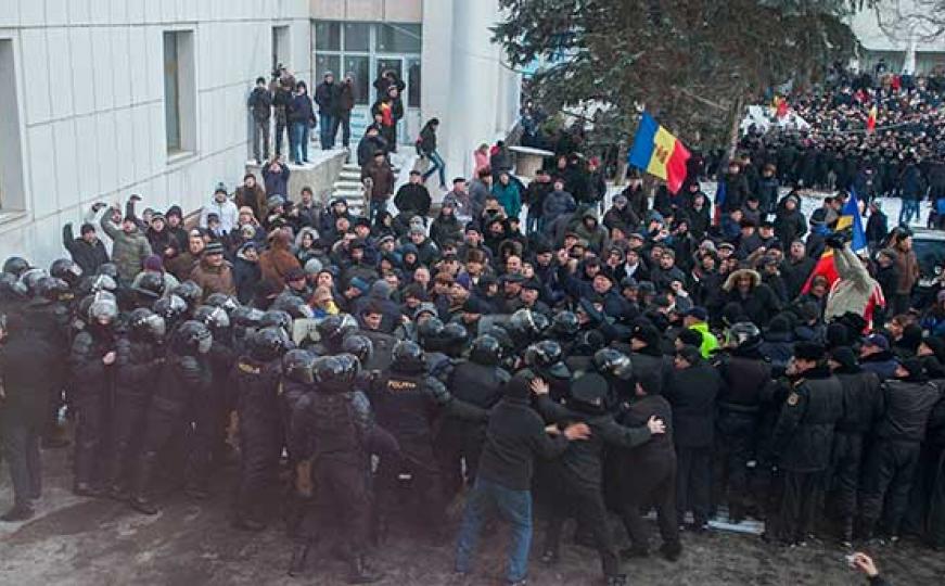 Moldavija: Demonstranti upali u državni parlament