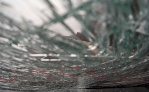 Uvijek očistite snijeg s krova automobila (VIDEO)