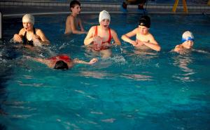 Djeca povratnika u Rogaticu dio raspusta proveli u Sarajevu: Prvi put plivali, skijali... (FOTO)