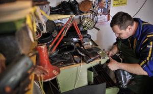 Zenički obućar radi na mašinama starim cijelo stoljeće: Ne bih nikad mijenjao svoj posao (FOTO)