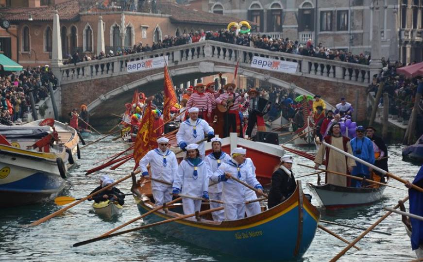 FOTO: Drugi dan Karnevala u Veneciji prošao u znaku raskošne vožnje u gondolama