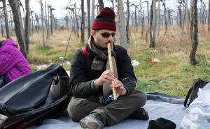 FOTO: Slabovidnom Sirijcu Leisu njegova muzika olakšava izbjegličke dane u Makedoniji