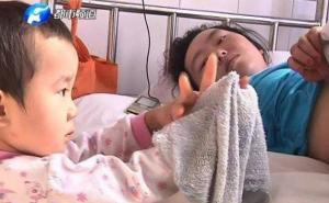 Dobra, slatka dušica: Trogodišnja curica brine o bolesnoj mami (VIDEO)