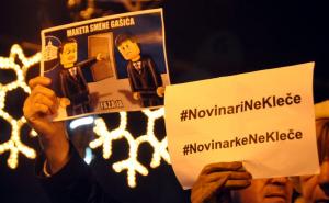 FOTO: U Novom Pazaru po drugi put održan protest 'Novinari ne kleče'