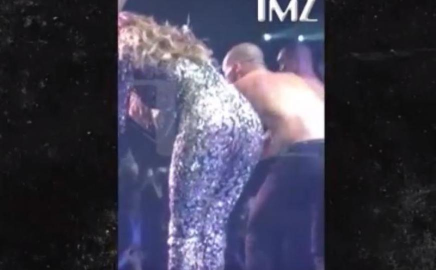 Jennifer Lopez doživjela nezgodicu na sceni (VIDEO)