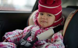 Pedijatri: Djeca u zimskoj jakni NIKAD ne bi trebala biti u autosjedalici (VIDEO)