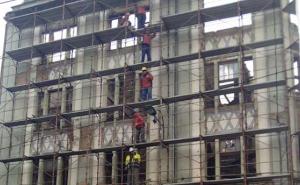 Postavljanje skele za rušenje posljednjeg 'svjedoka' opsade Sarajeva