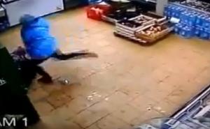 Video šokirao svijet: Socijalne službe oduzele dijete majci koja ga je brutalno pretukla