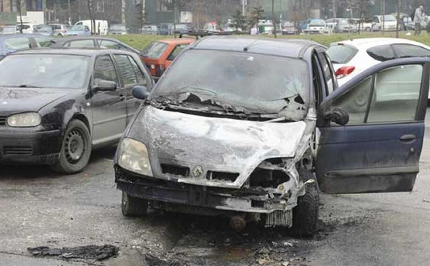 Sarajevo: Na automobilu namjerno podmetnut požar (FOTO)