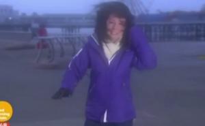 Hiljade ljudi bez struje zbog jakog nevremena u Britaniji: Reporterka se 'borila' s vjetrom (VIDEO)