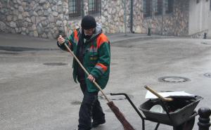Suada Hrustan jedina je čistačica sarajevskih ulica: Nije sramota uzeti metlu u ruke (FOTO)